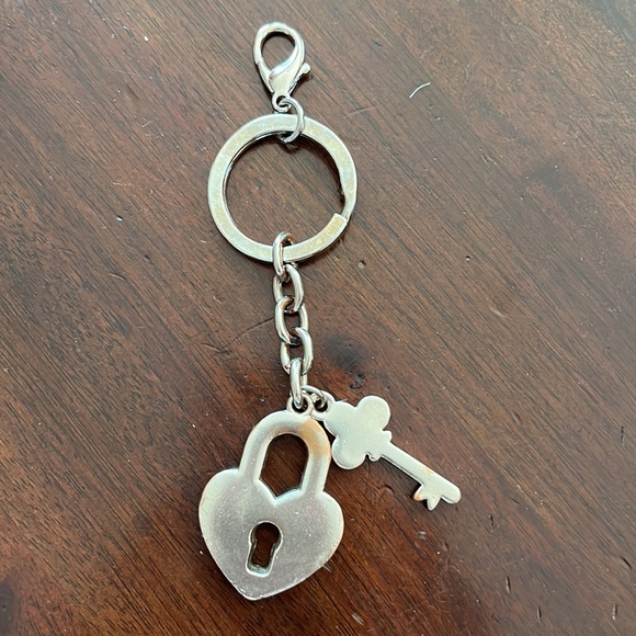 Silver heart & key keychain - Picture 4 of 7